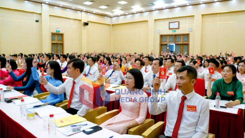 Các đại biểu biểu quyết thông qua Nghị quyết Đại hội (8-2025). Ảnh: Đinh Yến