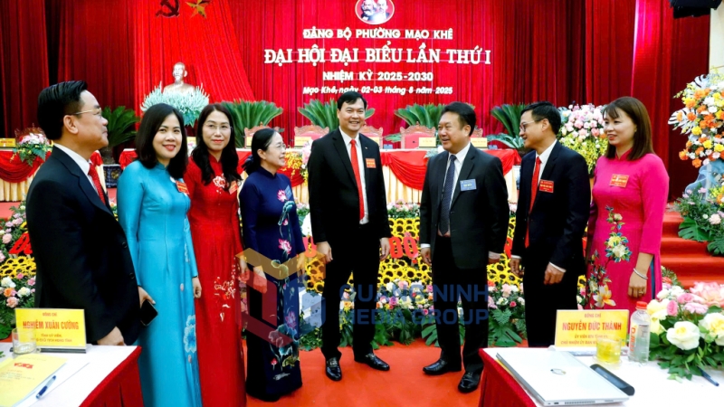Các đại biểu trao đổi trong giờ giải lao (8-2025). Ảnh: Đinh Yến