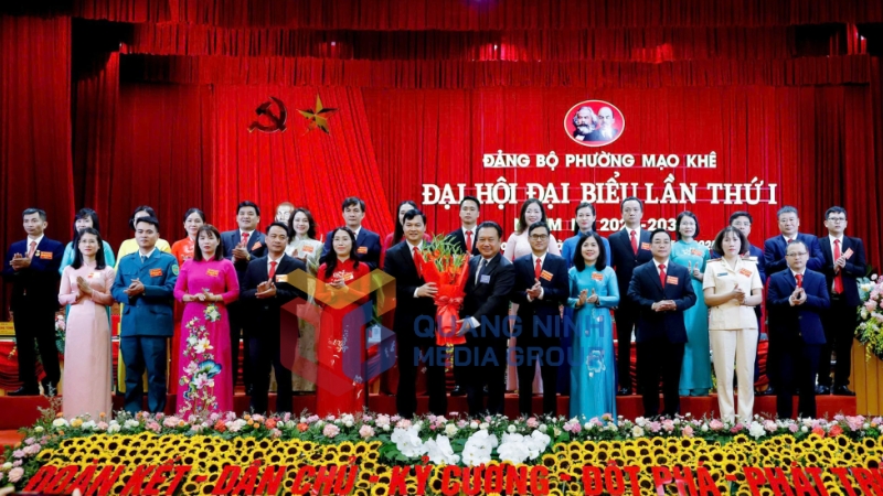 Đồng chí Nguyễn Đức Thành, Ủy viên BTV Tỉnh ủy, Chủ nhiệm Ủy ban Kiểm tra Tỉnh ủy tặng hoa chúc mừng Ban Chấp hành Đảng bộ phường Mạo Khê nhiệm kỳ 2025-2030 (8-2025). Ảnh: Đinh Yến