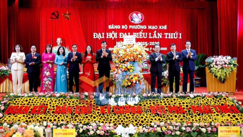 Đồng chí Nguyễn Đức Thành, Ủy viên BTV Tỉnh ủy, Chủ nhiệm Ủy ban Kiểm tra Tỉnh ủy tặng hoa chúc mừng Đại hội (8-2025). Ảnh: Đinh Yến