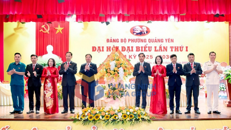 2025-08_Đại hội đại biểu Đảng bộ phường Quảng Yên lần thứ I, nhiệm kỳ 2025-2030 - Phó Chủ tịch Thường trực UBND tỉnh Vũ Văn Diện, tặng hoa chúc mừng BCH Đảng bộ, nhiệm kỳ 2025-2030. Ảnh: Hồng Quảng