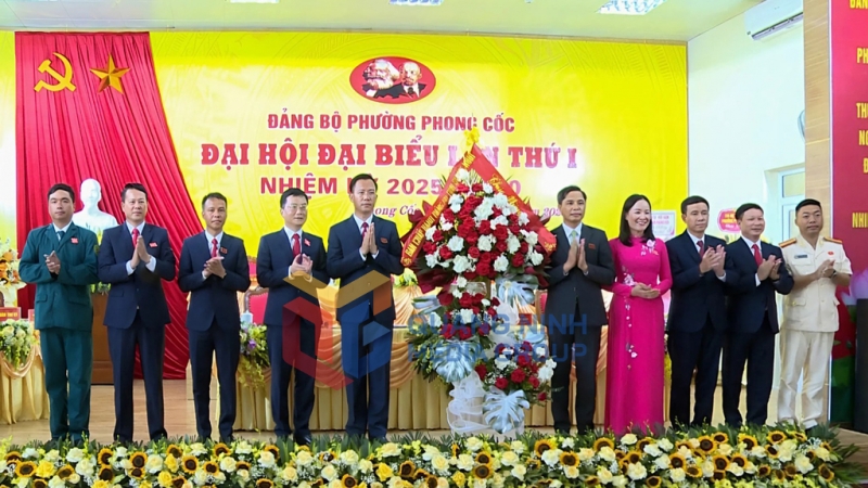 Đồng chí Vũ Văn Diện, Ủy viên BTV Tỉnh ủy, Phó Chủ tịch Thường trực UBND tỉnh, tặng hoa chúc mừng BCH Đảng bộ phường Phong Cốc, nhiệm kỳ 2025-2030 (8-2025). Ảnh: Hồng Quảng (CTV)