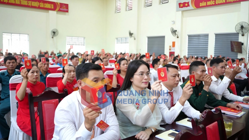 Các đại biểu biểu quyết thông qua Nghị quyết tại Đại hội (5-2025). Ảnh: Trần Hoàn (CTV)
