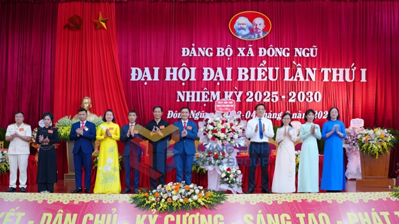 Đồng chí Nguyễn Văn Hồi, Ủy viên Ban Thường vụ Tỉnh ủy, Chủ tịch Ủy ban MTTQ tỉnh và lãnh đạo các Ban Xây dựng Đảng của tỉnh tặng hoa chúc mừng Đại hội (5-2025). Ảnh: Trần Hoàn (CTV)