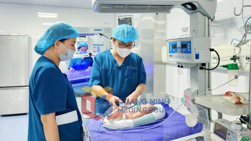 Điều trị và chăm sóc bệnh nhi tại Khoa Sơ sinh (8-2025). Ảnh: Nguyễn Hoa