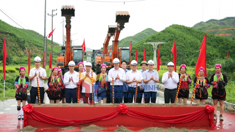 Đại biểu cùng nhân dân thực hiện nghi thức động thổ Dự án cải tạo, nâng cấp đường tỉnh 330 (8-2025). Ảnh: Minh Đức