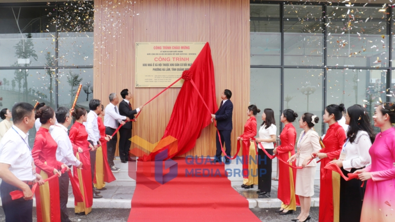 Khánh thành, gắn biển công trình nhà ở xã hội thuộc khu dân cư đồi Ngân hàng (8-2025). Ảnh: Cao Quỳnh