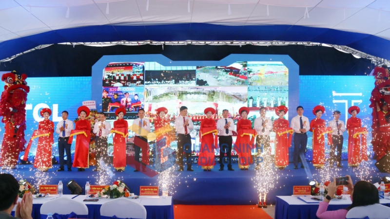 Các đại biểu cắt băng khánh thành công trình Nhà máy sản xuất loa, tai nghe và thiết bị điện tử thông minh tại KCN Đông Mai (8-2025). Ảnh: Nguyễn Thanh