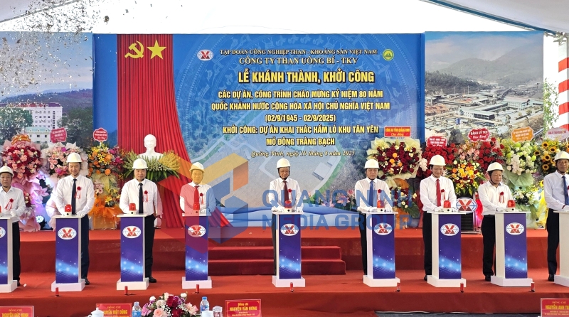 Các đại biểu bấm nút khởi công Dự án Khai thác hầm lò khu Tân Yên - mỏ Đông Tràng Bạch (8-2025). Ảnh: Hồng Việt