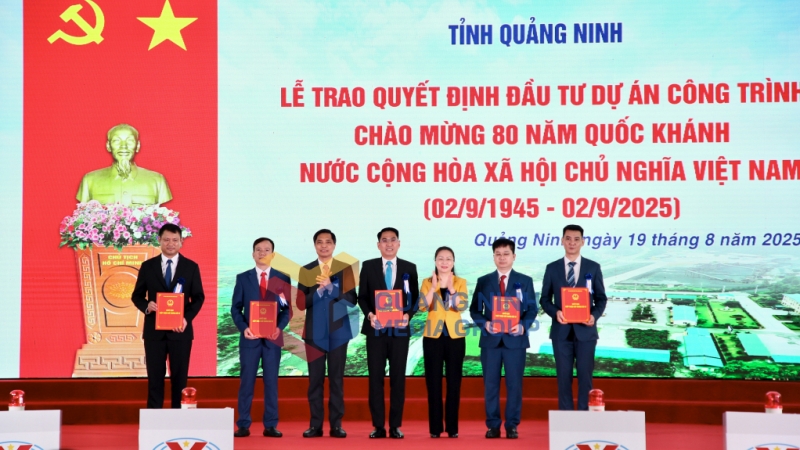 Lãnh đạo tỉnh Quảng Ninh trao Quyết định đầu tư cho dự án đầu tư xây dựng công trình của ngành Than (8-2025). Ảnh: Minh Hà