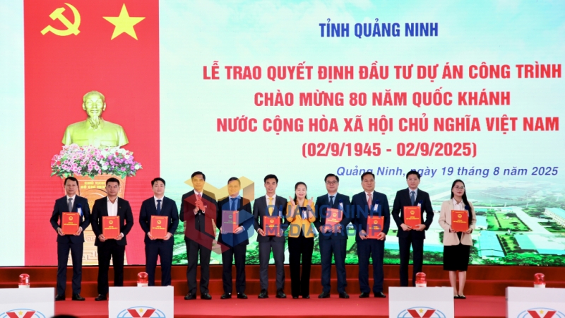 Tỉnh Quảng Ninh trao quyết định đầu tư cho các dự án đô thị, nhà ở xã hội, dự án khác (8-2025). Ảnh: Minh Hà