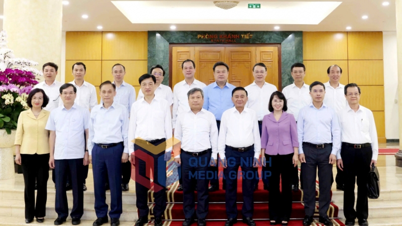 Đồng chí Trần Cẩm Tú, Ủy viên Bộ Chính trị, Thường trực Ban Bí thư, chụp ảnh cùng với Ban Thường vụ Tỉnh ủy Quảng Ninh (8-2025). Ảnh: Thu Chung
