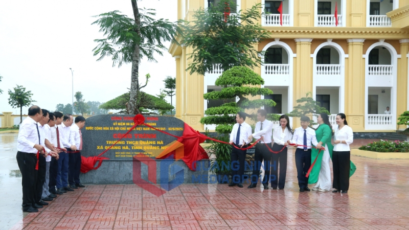2025-08_Các đại biểu kéo băng khánh thành công trình Trường THCS Quảng Hà. Ảnh: Hữu Việt