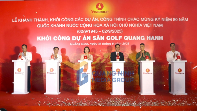 2025-08_Các đại biểu bấm nút khởi công dự án sân golf Quang Hanh. Ảnh: Hoàng Quỳnh