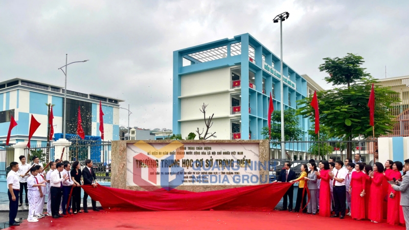 2025-08_Các đại biểu cắt băng khánh thành và gắn biển dự án. Ảnh: Đỗ Phương