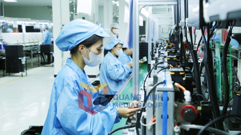 Đội ngũ công nhân vận hành hệ thống sản xuất tại Nhà máy sản xuất loa, tai nghe và thiết bị điện tử thông minh, Công ty TNHH Kỹ thuật điện tử Tonly Việt Nam (8-2025). Ảnh: Nguyễn Thanh