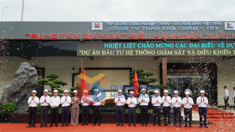 Gắn biển công trình đầu tư hệ thống giám sát và điều khiển tự động hóa mỏ than Khe Chàm III (8-2025). Ảnh: Phạm Tăng