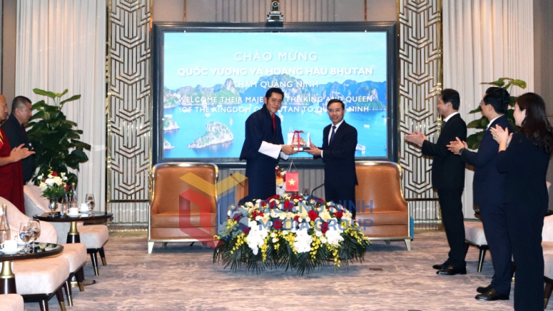 Chủ tịch UBND tỉnh Quảng Ninh tặng quà lưu niệm Quốc vương Bhutan (8-2025). Ảnh: Hoàng Quỳnh