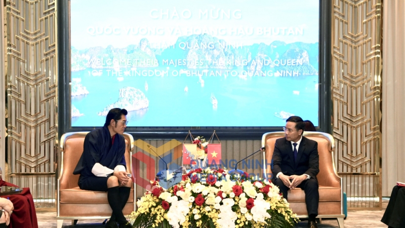 Chủ tịch UBND tỉnh Quảng Ninh giới thiệu đến Quốc vương Bhutan về tình hình phát triển kinh tế - xã hội của địa phương (8-2025). Ảnh: Hoàng Quỳnh