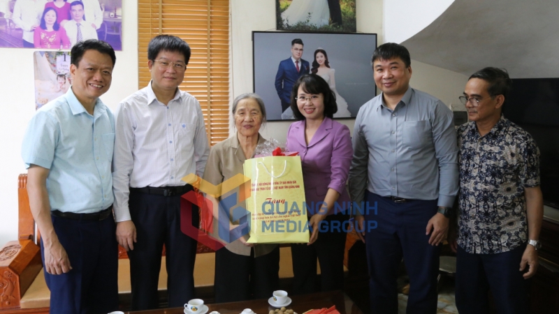 Đồng chí Trịnh Thị Minh Thanh, Phó Bí thư Thường trực Tỉnh ủy, Chủ tịch HĐND tỉnh, cùng các đồng chí lãnh đạo sở, ngành, phường Đông Triều tặng quà gia đình ông Nguyễn Anh Tuấn, cán bộ tiền khởi nghĩa (8-2025). Ảnh: Nguyễn Thanh