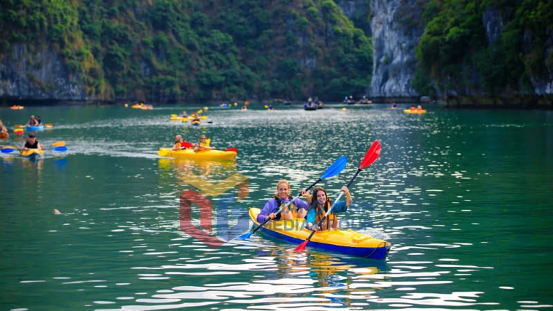 Du khách tận hưởng trải nghiệm tuyệt vời giữa non nước (8-2025). Ảnh: Nguyễn Hải Huy