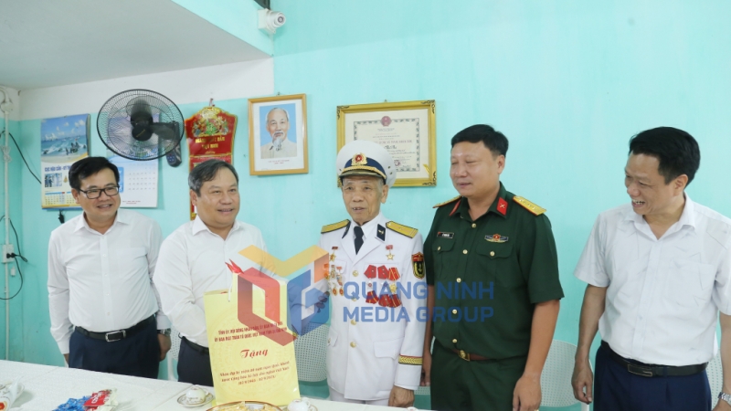 Đồng chí Vũ Đại Thắng, Ủy viên Trung ương Đảng, Bí thư Tỉnh ủy, Trưởng Đoàn ĐBQH tỉnh thăm, tặng quà Anh hùng LLVT nhân dân Nguyễn Văn Phả ở phường Hạ Long (8-2025). Ảnh: Thu Chung