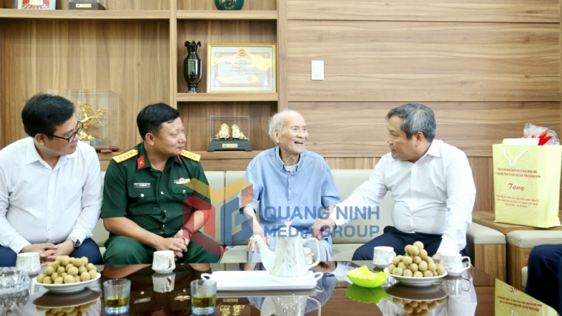 Đồng chí Vũ Đại Thắng, Ủy viên Trung ương Đảng, Bí thư Tỉnh ủy, Trưởng Đoàn ĐBQH tỉnh thăm, tặng quà lão thành cách mạng Nguyễn Ngọc Đàm (8-2025). Ảnh: Thu Chung