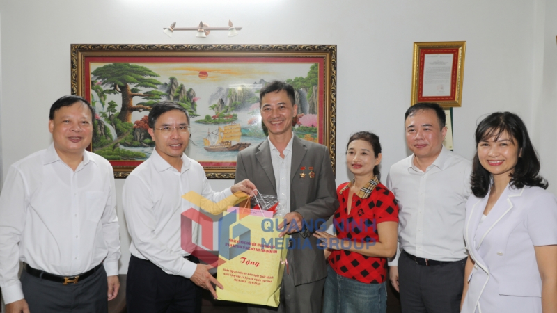 Đồng chí Chủ tịch UBND tỉnh Phạm Đức Ấn thăm hỏi, tặng quà Anh hùng lao động Nguyễn Trọng Thái, Công ty Than Hà Lầm (8-2025). Ảnh: Đỗ Phương