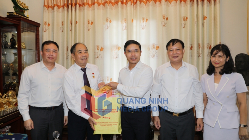 Đồng chí Chủ tịch UBND tỉnh Phạm Đức Ấn thăm hỏi, tặng quà Anh hùng lao động Phạm Minh Thảo, nguyên Giám đốc Công ty CP Than Núi Béo (8-2025). Ảnh: Đỗ Phương