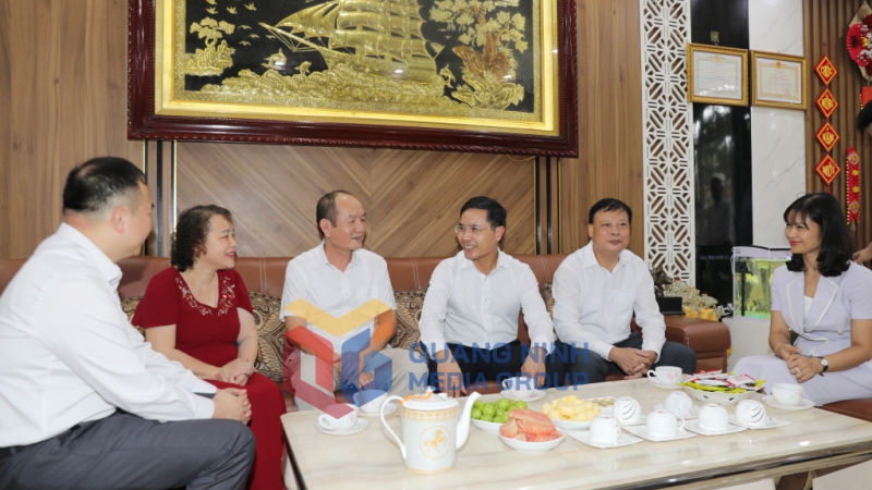 Đồng chí Chủ tịch UBND tỉnh Phạm Đức Ấn trò chuyện, thăm hỏi gia đình Thầy thuốc Nhân dân Nguyễn Quốc Hùng, nguyên Giám đốc Bệnh viện Sản Nhi Quảng Ninh (8-2025). Ảnh: Đỗ Phương