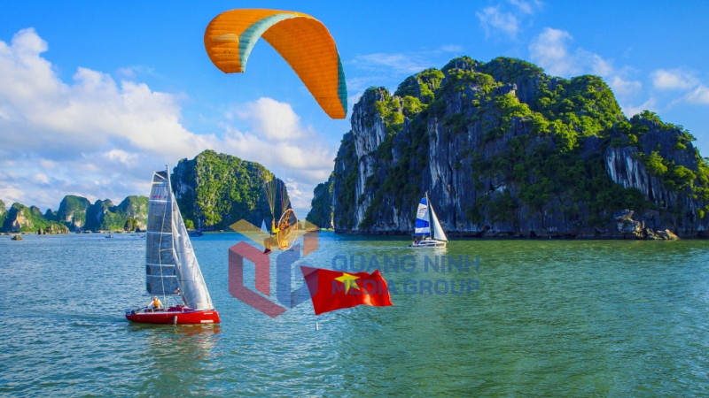 2025-09_Trong nắng thu, Vịnh Hạ Long càng trong xanh hơn. Ảnh: Vũ Tiến Dũng (CTV)