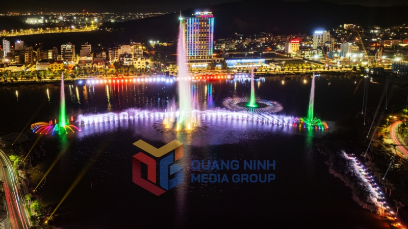 Halo Bay Show được đầu tư, thiết kế trên hồ cảnh quan rộng 11ha, kết hợp cùng hệ thống âm thanh – ánh sáng – LED đồng bộ, trình diễn theo từng bản nhạc chủ đề (9-2025). Ảnh: Đỗ Phương