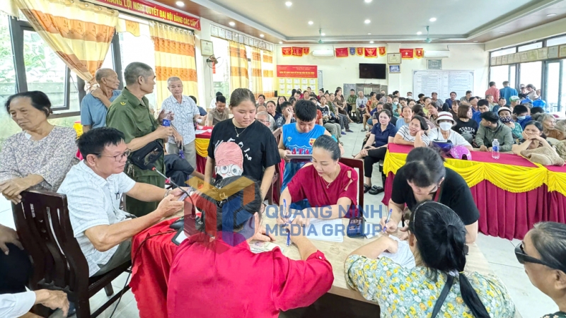 Công dân đặc khu Vân Đồn nhận quà dịp 2-9. Ảnh: Nguyễn Thanh