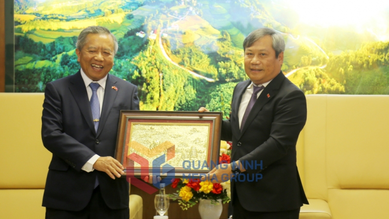 Đồng chí Vũ Đại Thắng, Ủy viên Trung ương Đảng, Bí thư Tỉnh ủy, Trưởng Đoàn ĐBQH tỉnh tặng quà lưu niệm cho Bộ trưởng Bộ Công nghệ và Truyền thông, Chủ tịch Trung ương Hội Hữu nghị Lào - Việt Nam và đoàn công tác (5-2025). Ảnh: Thu Chung