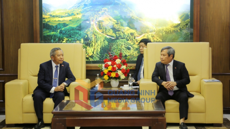 Đồng chí Vũ Đại Thắng, Ủy viên Trung ương Đảng, Bí thư Tỉnh ủy, Trưởng Đoàn ĐBQH tỉnh trao đổi với đồng chí Bo-Viêng-Khăm Vông-Đa-Ra, Viện sĩ, Giáo sư, Ủy viên Trung ương Đảng Nhân dân Cách mạng Lào, Bộ trưởng Bộ Công nghệ và Truyền thông, Chủ tịch Trung ương Hội Hữu nghị Lào - Việt Nam (5-2025). Ảnh: Thu Chung