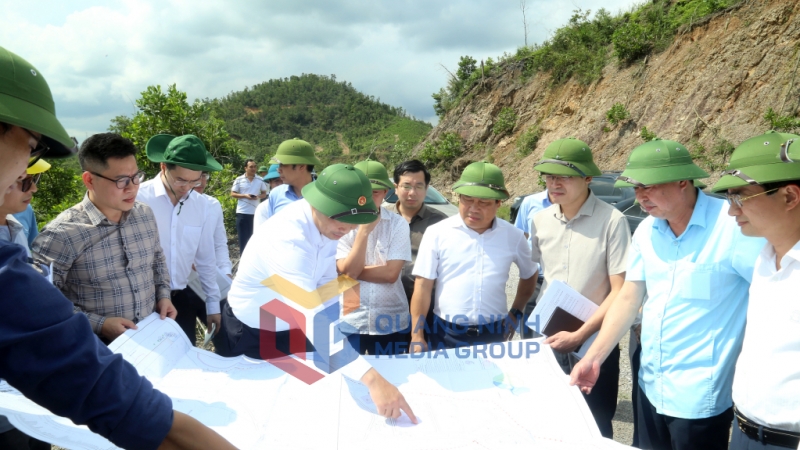 Đồng chí Vũ Đại Thắng, Ủy viên Trung ương Đảng, Bí thư Tỉnh ủy, Trưởng Đoàn ĐBQH tỉnh nghe báo cáo việc xử lý rác thải sinh hoạt tại Khu xử lý rác thải trên địa bàn xã Thống Nhất (9-2025). Ảnh: Thu Chung