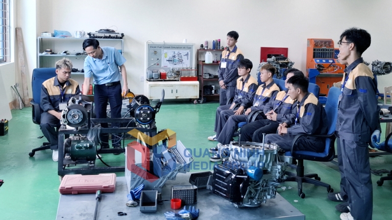 Sinh viên Khoa Công nghệ ô tô, Trường Cao đẳng Việt - Hàn Quảng Ninh, trong giờ học thực hành (9-2025). Ảnh: Dương Trường