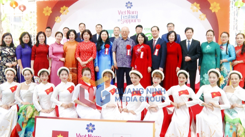 Đoàn đại biểu và đoàn nghệ thuật của tỉnh Quảng Ninh chụp ảnh cùng ông Takebe Tsutomu, Cố vấn đặc biệt Liên minh Nghị sĩ hữu nghị Nhật – Việt (9-2025). Ảnh: Quốc Thắng