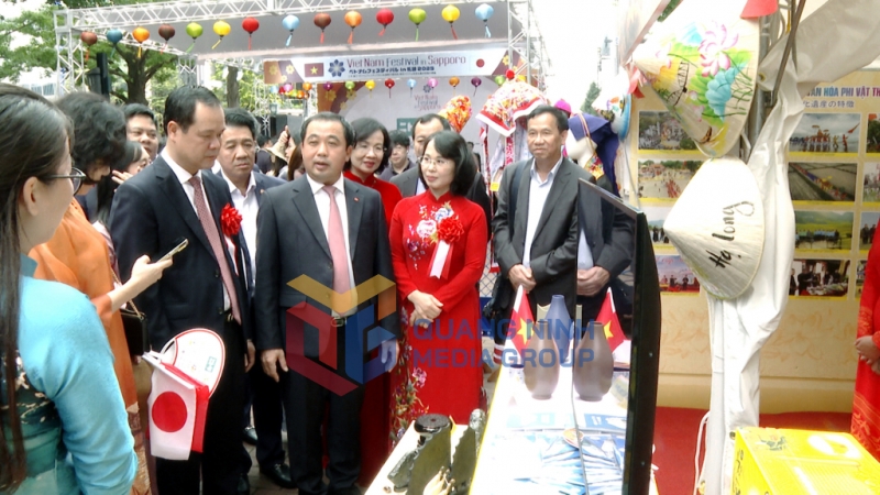Quyền Bộ trưởng Bộ Nông nghiệp và Môi trường Trần Đức Thắng tới thăm gian hàng triển lãm của tỉnh Quảng Ninh tại Lễ hội (9-2025). Ảnh: Quốc Thắng