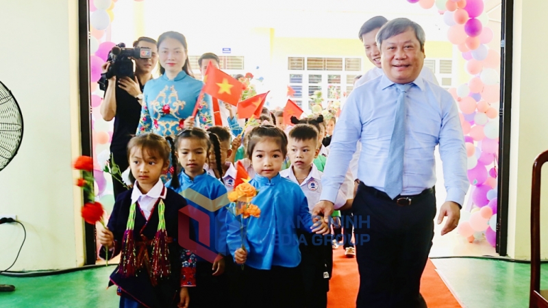 Đồng chí Bí thư Tỉnh ủy cùng các thầy cô nhà trường đón các em học sinh vào lớp 1 (9-2025). Ảnh: Thu Chung