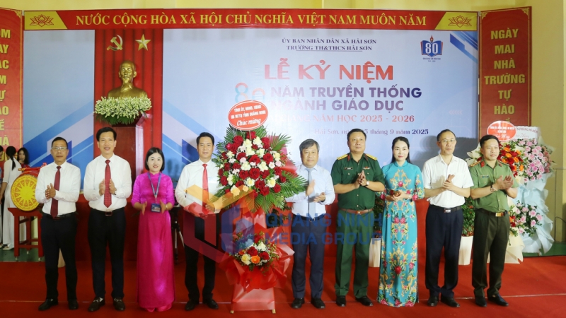Đồng chí Bí thư Tỉnh ủy Vũ Đại Thắng tặng hoa chúc mừng nhà trường (9-2025). Ảnh: Thu Chung