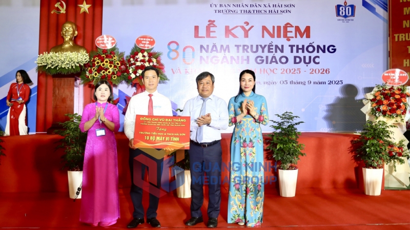 Đồng chí Bí thư Tỉnh ủy tặng Trường TH&THCS Hải Sơn 10 bộ máy vi tính (9-2025). Ảnh: Thu Chung