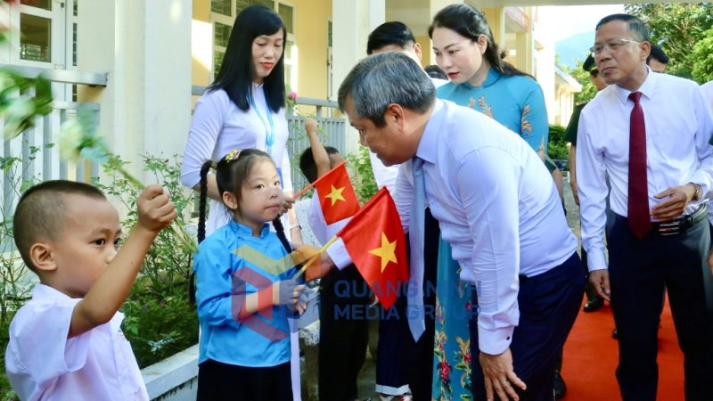 Đồng chí Vũ Đại Thắng, Bí thư Tỉnh ủy trò chuyện với các em học sinh Trường TH&THCS Hải Sơn (9-2025). Ảnh: Thu Chung