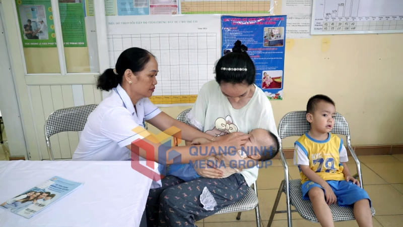 Trạm Y tế Hà Phong (phường Hà Tu) cho trẻ uống bổ sung vitamin A (9-2025). Ảnh Vân Anh