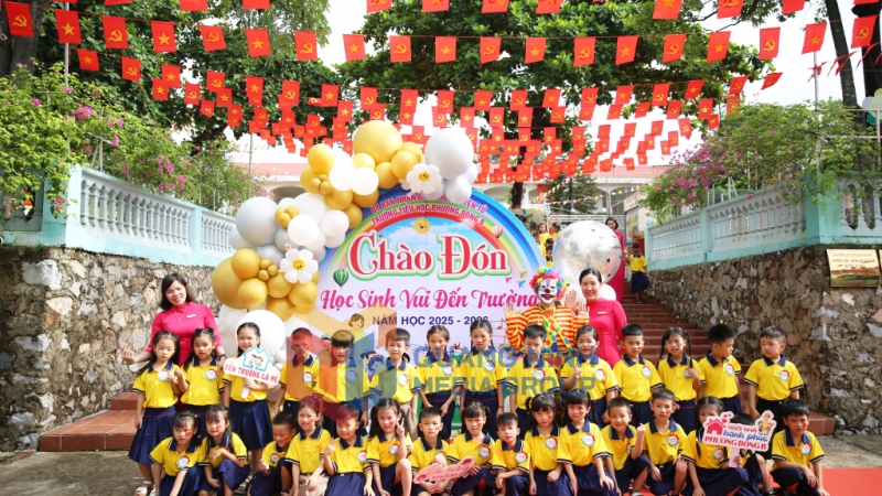 Trường tiểu học Phương Đông B (phường Yên Tử) đón học sinh lớp 1 trong không khí vui tươi, thân thiện (9-2025). Ảnh: Minh Đức