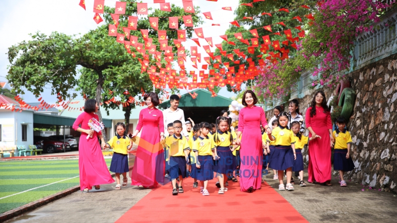 Các cô giáo Trường tiểu học Phương Đông B (phường Yên Tử) dẫn các em học sinh lớp 1 đi tham quan, làm quen trong khuôn viên nhà trường (9-2025). Ảnh: Minh Đức