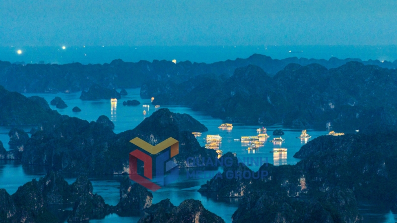 Đêm xuống, ánh đèn từ các tàu nghỉ đêm phản chiếu trên mặt nước, tạo nên khung cảnh như tranh thủy mặc. Ảnh: Đỗ Giang