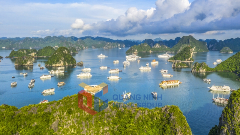 Trời và nước cùng xanh biếc, tạo nên khung cảnh lý tưởng để du khách khám phá vẻ đẹp kỳ ảo của Vịnh Hạ Long. Ảnh: Đỗ Giang