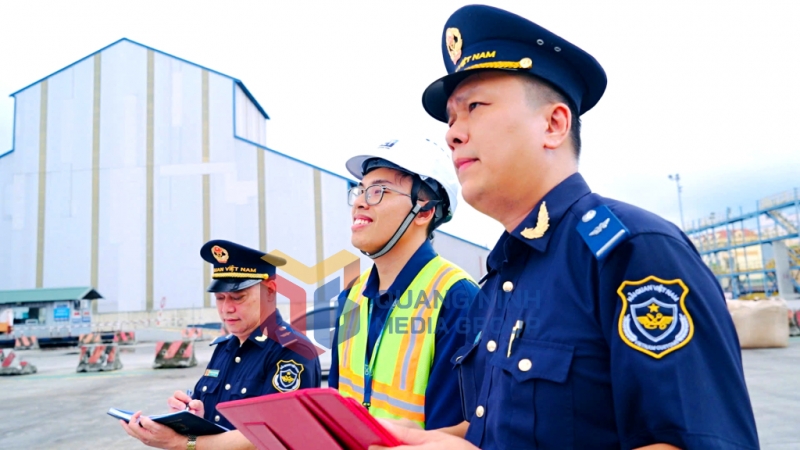 Công chức Hải quan cửa khẩu cảng Hòn Gai giám sát hoạt động xếp dỡ hàng hóa XNK tại cảng Cái Lân. Ảnh: Hoàng Nga