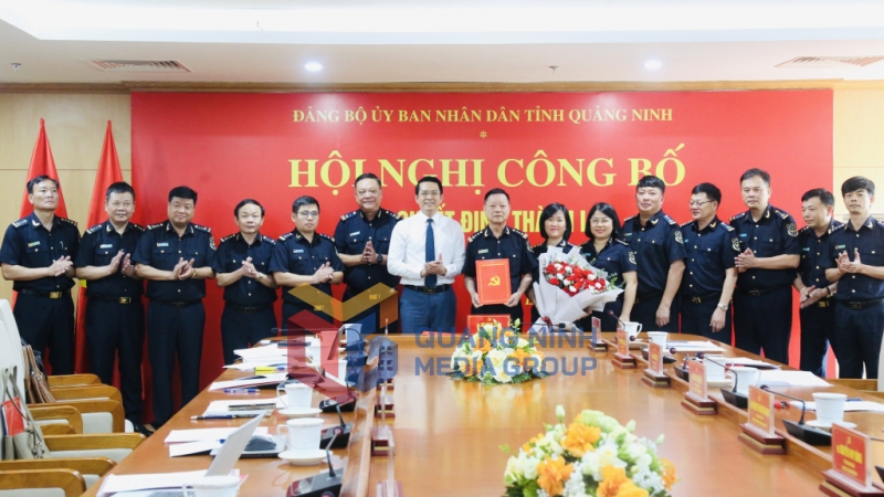 Đồng chí Vũ Ngọc Tuấn, Phó Bí thư Đảng ủy UBND tỉnh trao Quyết định của Đảng ủy UBND tỉnh về việc thành lập Đảng bộ Chi cục Hải quan khu vực VIII và tặng hoa chúc mừng Ban Chấp hành Đảng bộ Chi cục nhiệm kỳ 2020-2025 (6-2025). Ảnh: Hoàng Nga